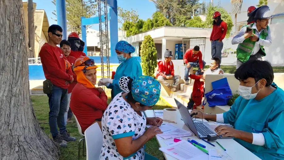 Realizan masiva campaña de vacunación previo a PERUMIN 36