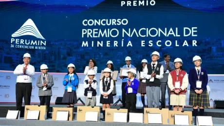 Doce escolares de nueve regiones reciben Premio Nacional de Minería Escolar